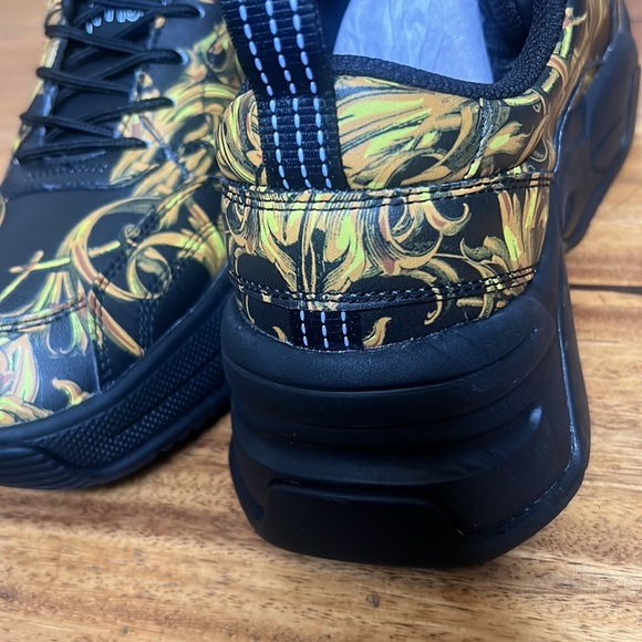 Versace - Picture 9 of 12